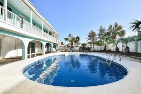 LARGE,Pool,pool table,Arcade,2 Golf Carts,6 Kayaks,free linen,Hot Tub,near beach